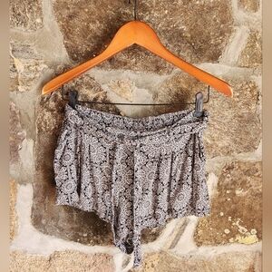 Mahina Women's Short Flowy Tie Waist Shorts Black & White Size Large